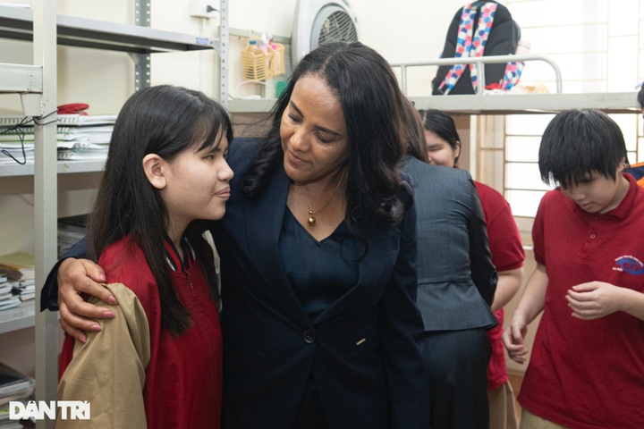 Wives of Vietnamese and Ethiopian PMs visit Nguyen Dinh Chieu School - 8