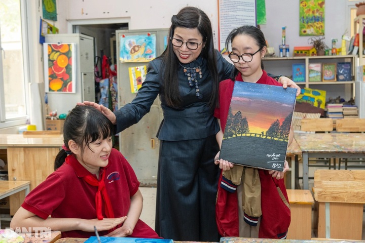 Wives of Vietnamese and Ethiopian PMs visit Nguyen Dinh Chieu School - 11