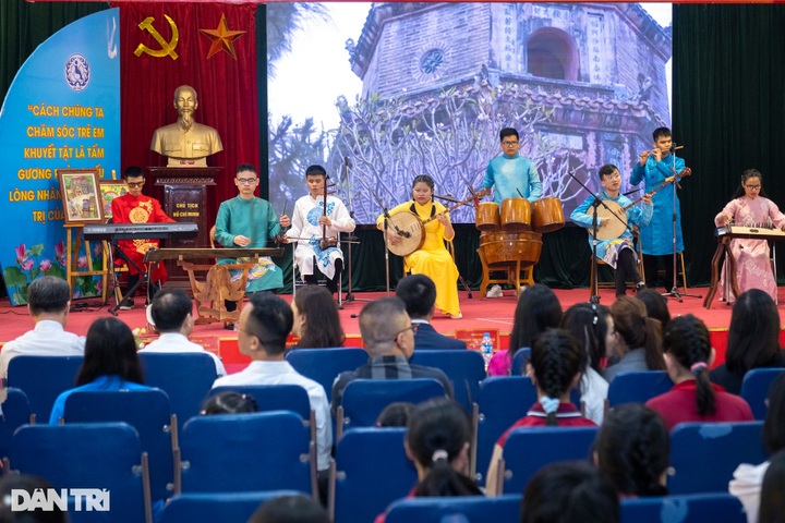 Wives of Vietnamese and Ethiopian PMs visit Nguyen Dinh Chieu School - 3