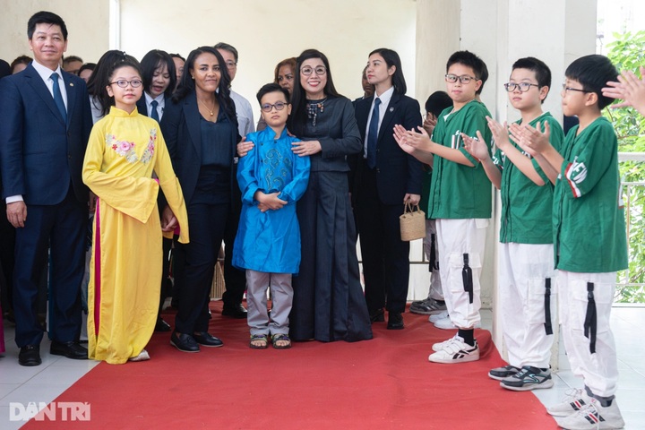 Wives of Vietnamese and Ethiopian PMs visit Nguyen Dinh Chieu School - 1