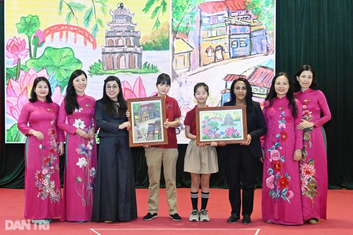 Wives of Vietnamese and Ethiopian PMs visit Nguyen Dinh Chieu School - 4