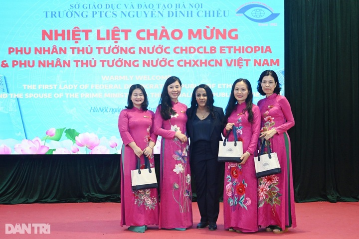 Wives of Vietnamese and Ethiopian PMs visit Nguyen Dinh Chieu School - 5