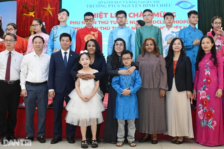 Wives of Vietnamese and Ethiopian PMs visit Nguyen Dinh Chieu School - 2