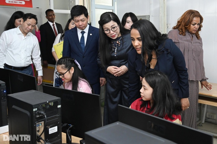 Wives of Vietnamese and Ethiopian PMs visit Nguyen Dinh Chieu School - 9