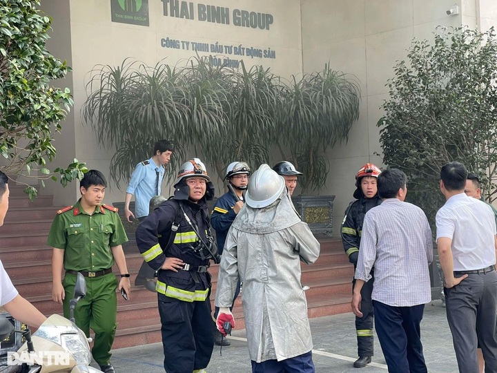 Fire breaks out at 18-storey building in Hanoi - 3