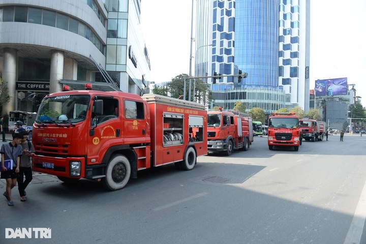 Fire breaks out at 18-storey building in Hanoi - 2