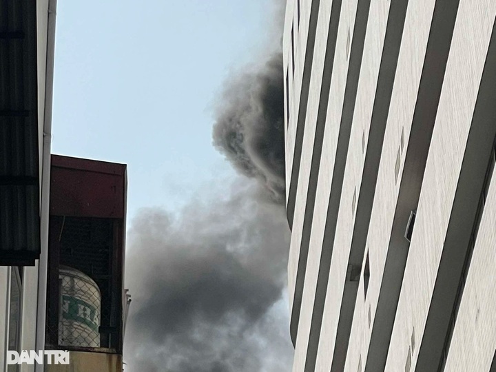 Fire breaks out at 18-storey building in Hanoi - 5