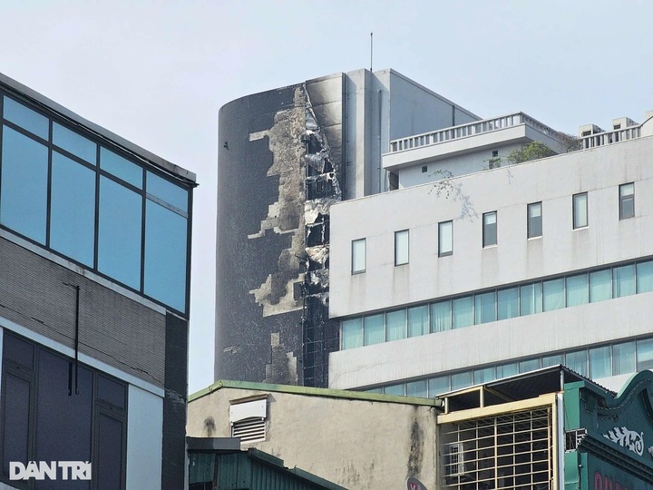 Fire breaks out at 18-storey building in Hanoi - 6