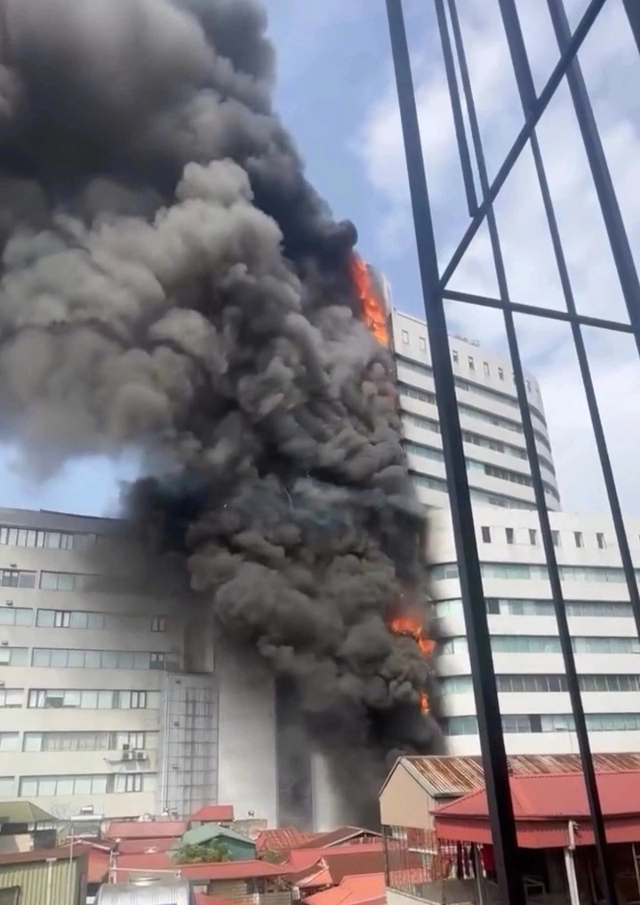 Fire breaks out at 18-storey building in Hanoi - 1