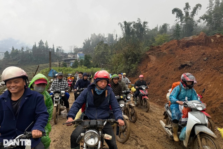 Hunting sunrise at Vietnam's 9th-highest mountain - 1 Hunting sunrise at Vietnam's 9th-highest mountain - 1