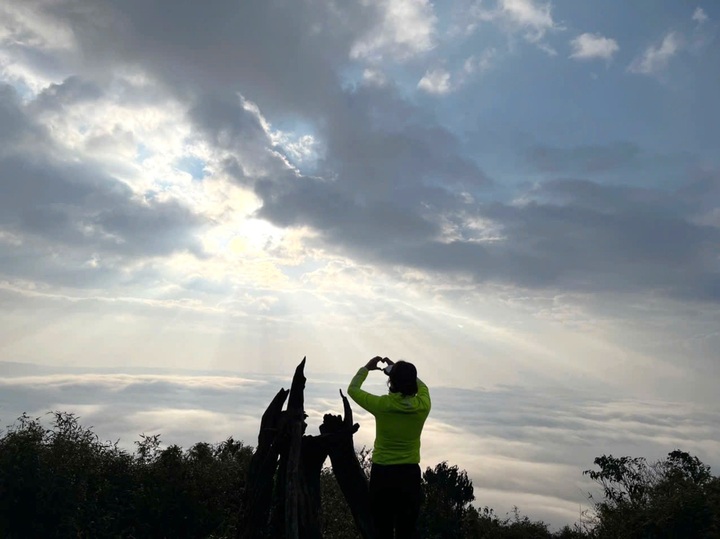 Hunting sunrise at Vietnam's 9th-highest mountain - 10 Hunting sunrise at Vietnam's 9th-highest mountain - 10