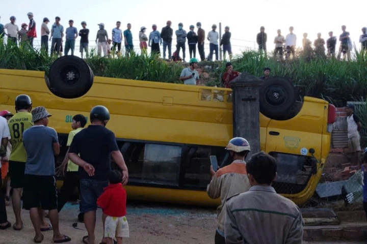 Eleven students injured after school bus overturns in Gia Lai - 1 Eleven students injured after school bus overturns in Gia Lai - 1