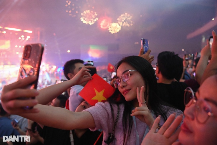 Fireworks light up Hanoi sky in celebration of Reunification Day - 5