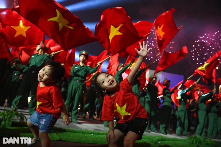 Fireworks light up Hanoi sky in celebration of Reunification Day - 4