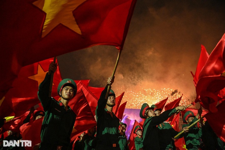 Fireworks light up Hanoi sky in celebration of Reunification Day - 3