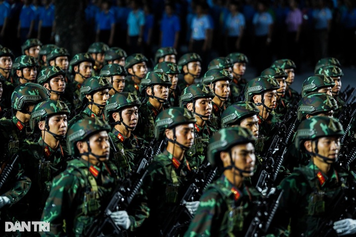 Cambodian and Lao troops join parade rehearsal in HCM City - 10