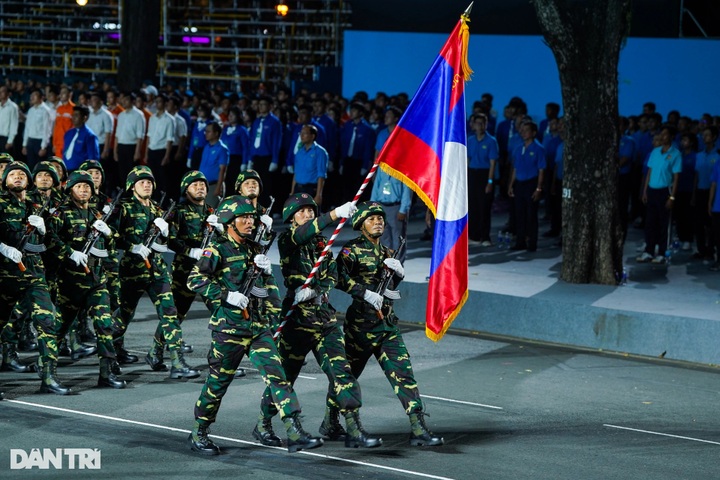 Cambodian and Lao troops join parade rehearsal in HCM City - 6