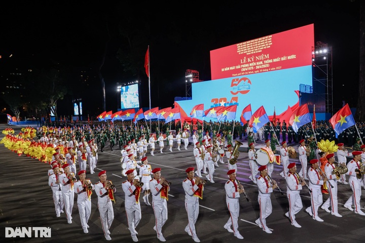 Cambodian and Lao troops join parade rehearsal in HCM City - 2
