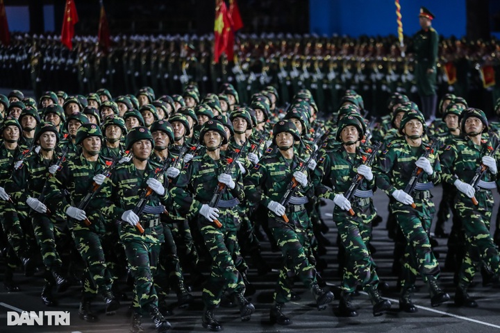 Cambodian and Lao troops join parade rehearsal in HCM City - 9
