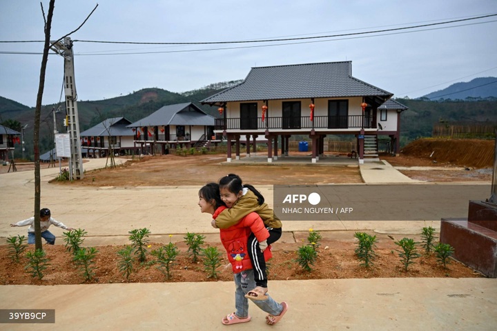 Vietnam village starts over with climate defences after landslide - 2