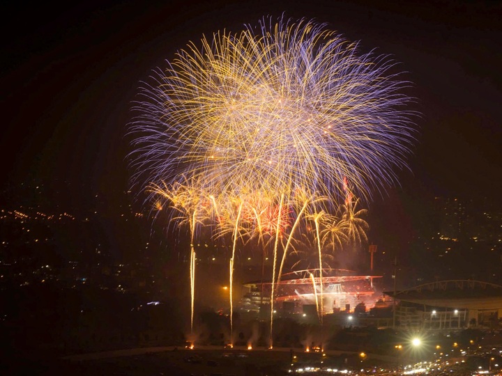 Fireworks light up Hanoi sky in celebration of Reunification Day - 1