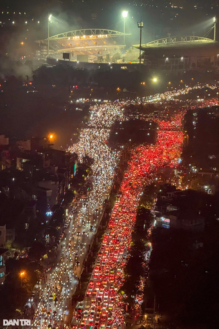 Fireworks light up Hanoi sky in celebration of Reunification Day - 7