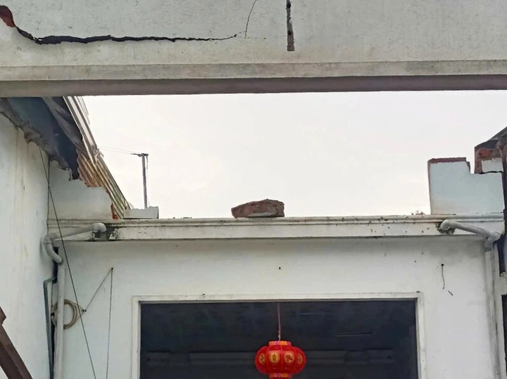 Hailstorms damage Quang Ngai houses - 1