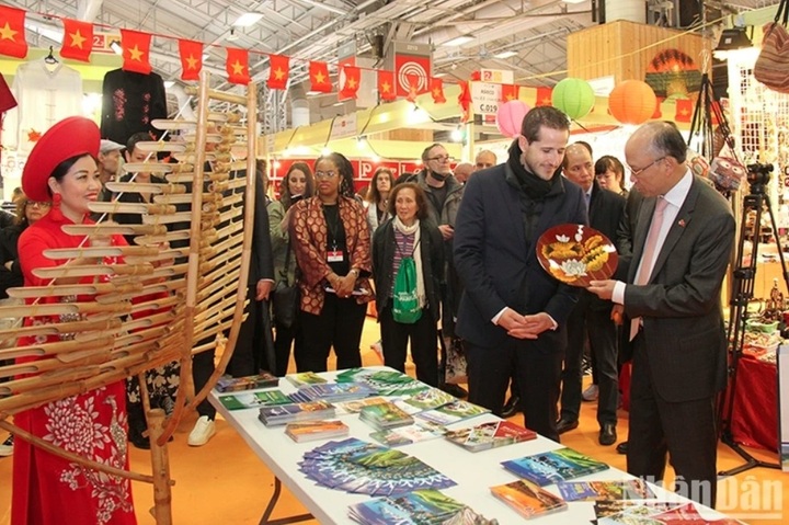 Vietnam brings cultural flair to Paris Fair 2025 - 1