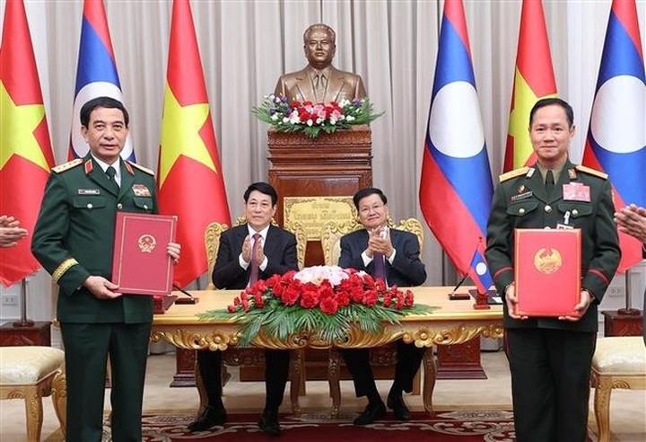 Vietnamese State President holds talks with top Lao leader - 3