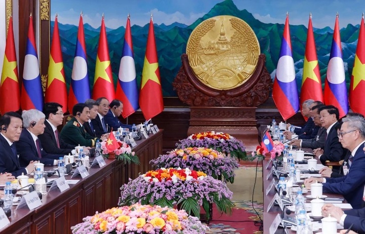 Vietnamese State President holds talks with top Lao leader - 1
