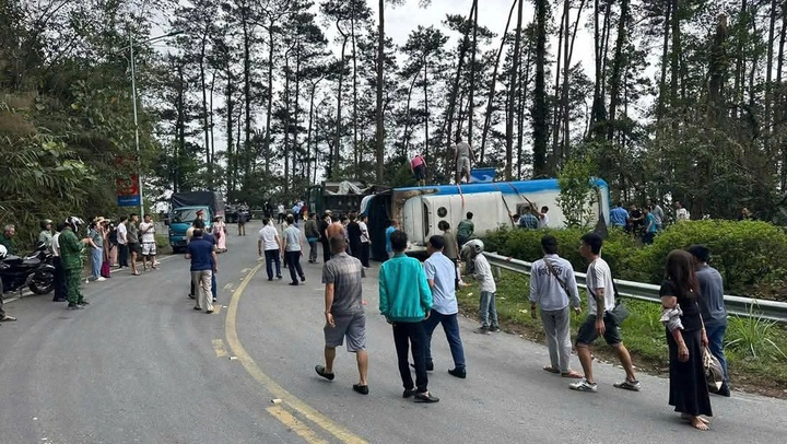 Three dead, 14 injured as passenger bus overturns in Tam Dao - 2 Three dead, 14 injured as passenger bus overturns in Tam Dao - 2