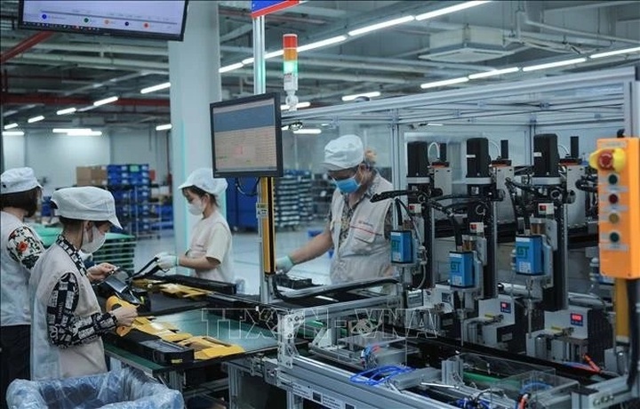 Vietnam advised to attract hi-tech investment to gain double-digit growth - 1