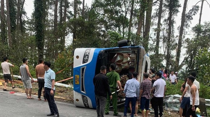Three dead, 14 injured as passenger bus overturns in Tam Dao - 1 Three dead, 14 injured as passenger bus overturns in Tam Dao - 1