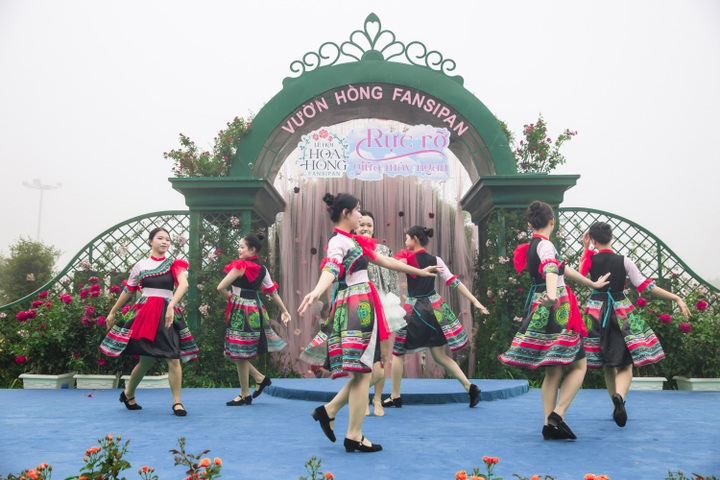 Sapa ​shines ​bright with Fansipan Rose Festival 2025 - 1
