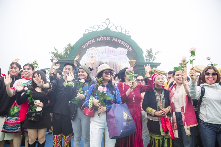 Sapa ​shines ​bright with Fansipan Rose Festival 2025 - 2