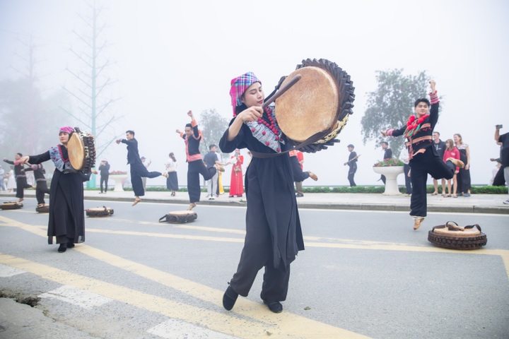 Sapa ​shines ​bright with Fansipan Rose Festival 2025 - 5