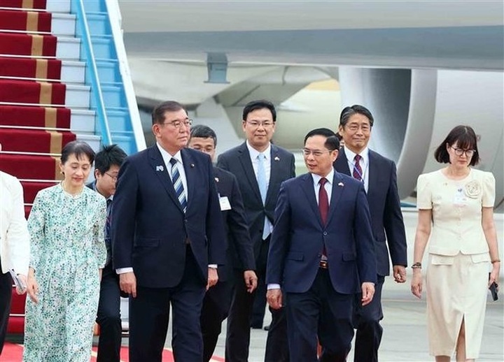 Japanese PM arrives in Hanoi, beginning official visit to Vietnam - 2