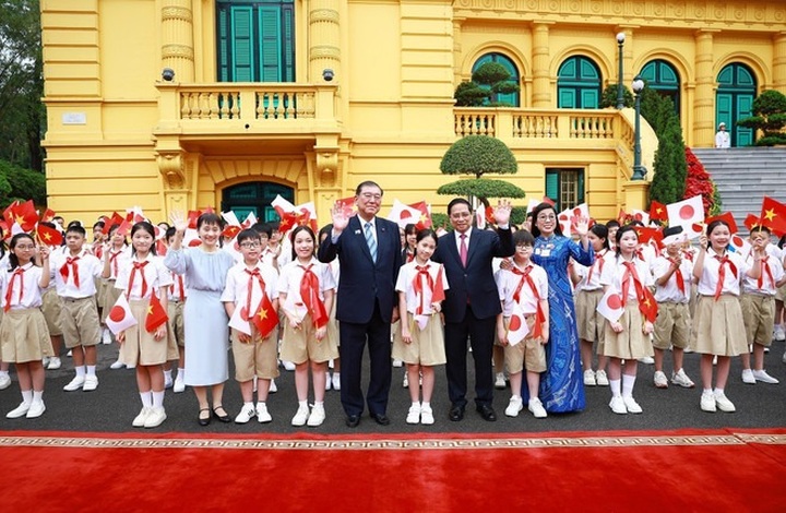 Vietnamese PM hosts official welcome ceremony for Japanese counterpart - 2 Vietnamese PM hosts official welcome ceremony for Japanese counterpart - 2