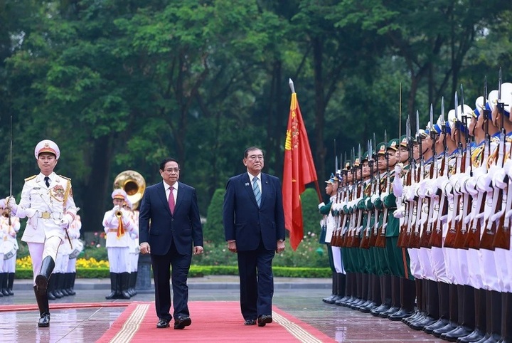 Vietnamese PM hosts official welcome ceremony for Japanese counterpart - 1 Vietnamese PM hosts official welcome ceremony for Japanese counterpart - 1