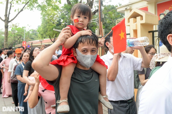 People queue to visit President Ho Chi Minh's Mausoleum on April 30 - 9