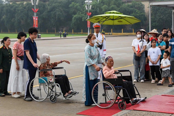 People queue to visit President Ho Chi Minh's Mausoleum on April 30 - 10