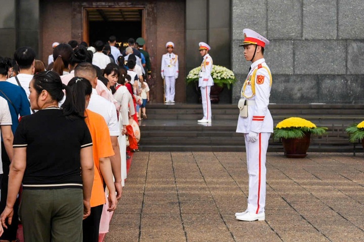 People queue to visit President Ho Chi Minh's Mausoleum on April 30 - 11