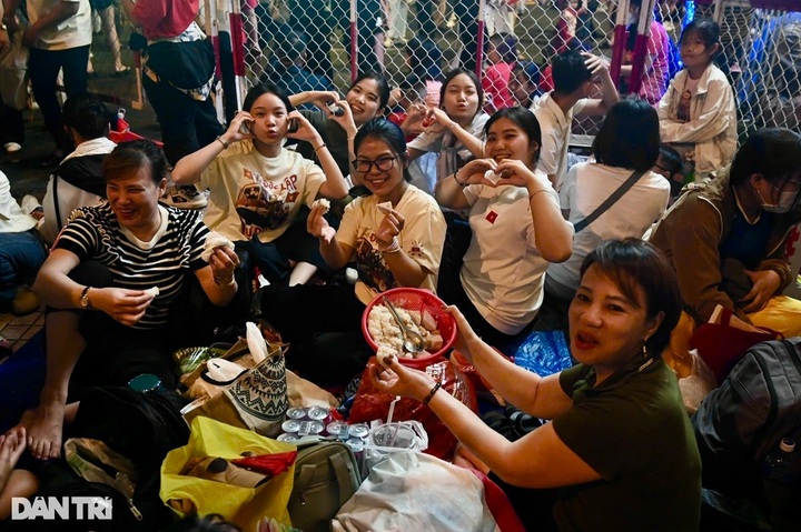 Thousands stay up all night waiting for parade in HCM City - 1