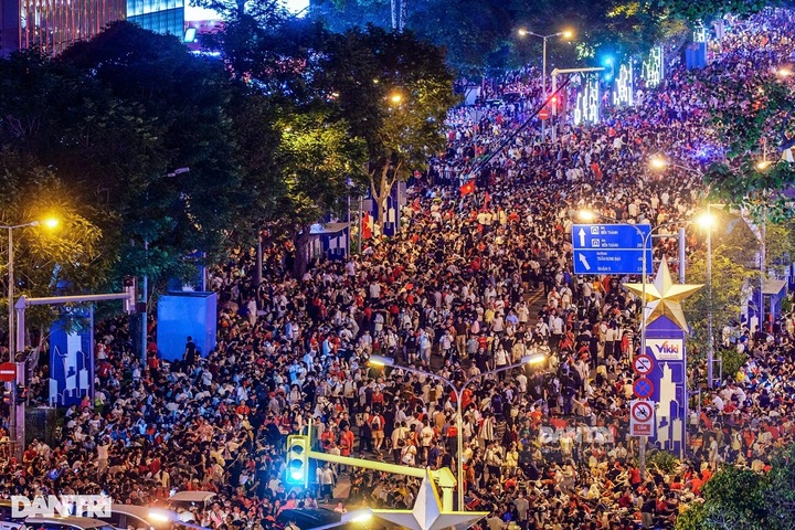 Thousands stay up all night waiting for parade in HCM City - 2