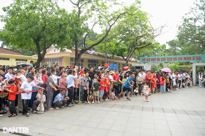 People queue to visit President Ho Chi Minh's Mausoleum on April 30 - 2