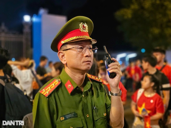 Thousands stay up all night waiting for parade in HCM City - 3