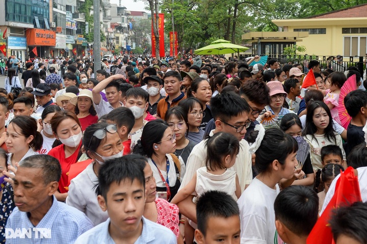 People queue to visit President Ho Chi Minh's Mausoleum on April 30 - 3