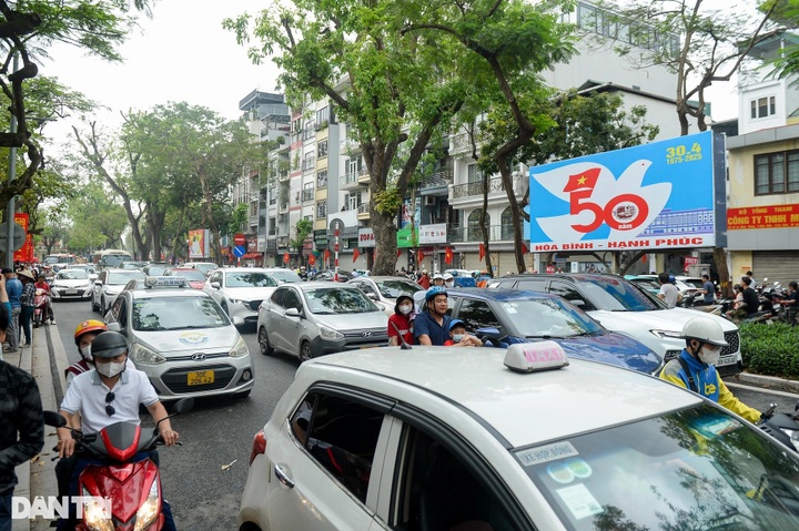 People queue to visit President Ho Chi Minh's Mausoleum on April 30 - 4