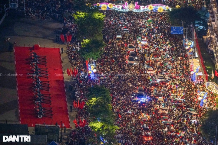 Thousands stay up all night waiting for parade in HCM City - 4