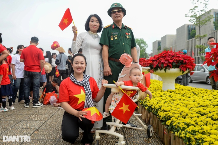 People queue to visit President Ho Chi Minh's Mausoleum on April 30 - 6